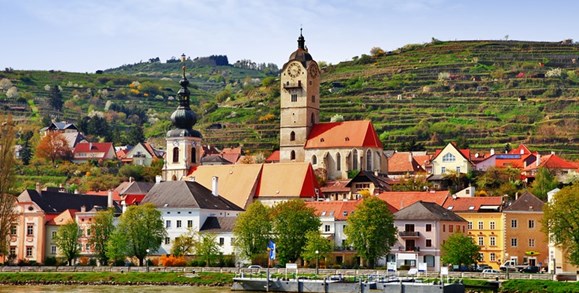 Panorámica de la bella localidad de Krems (Austria) CRUCEROS AUSTRIA KREMS CRUCEROS DANUBIO CRUCEROS FLUVIALES DANUBIO DANUBE RIVER CRUISES KREMS DONAU